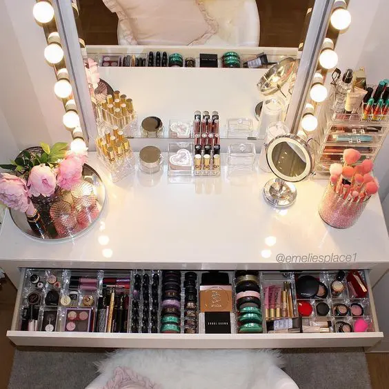 Furniture and Storage Space for Dressing Table
