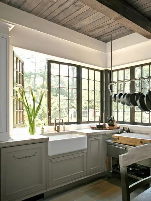 Positioning of windows to improve air quality