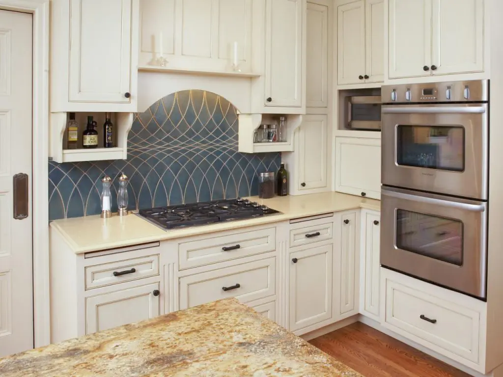 Kitchen Backlash in curved design