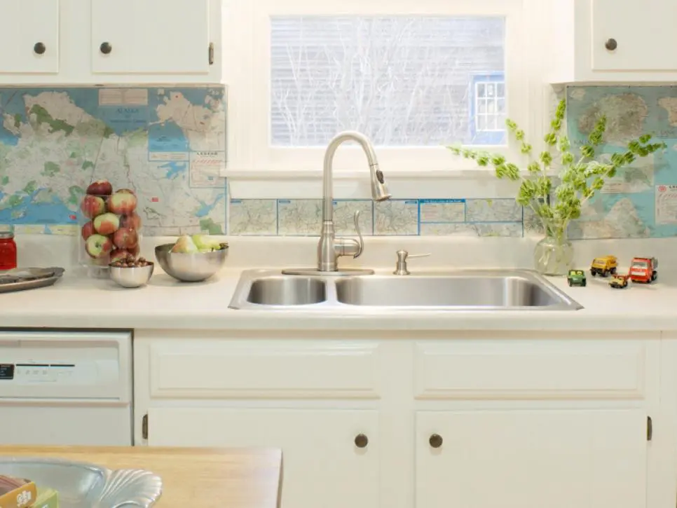 Kitchen backlash with worldmap wallpaper