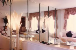 Mirrors in In Living rooms as visual expansion element