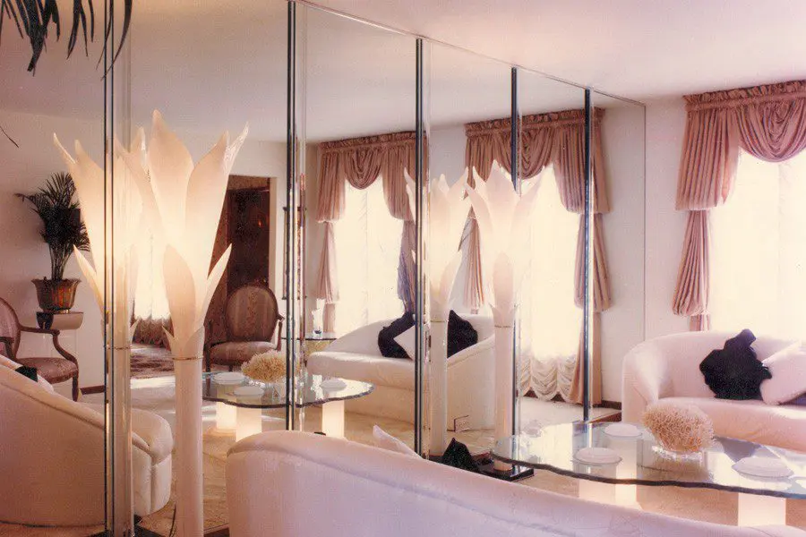 Mirrors in In Living rooms as visual expansion element