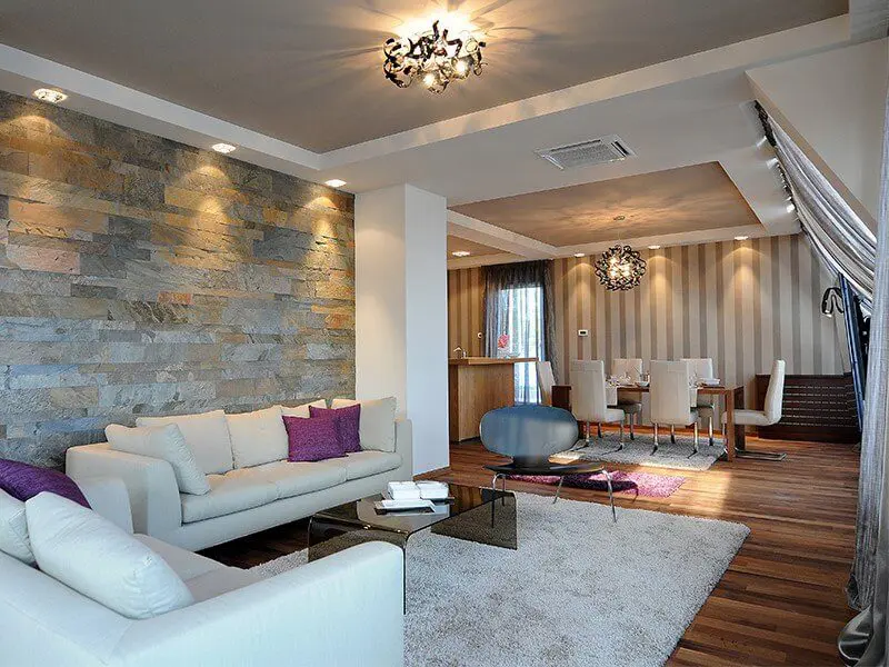 Recessed focus lights to highlight the wallpaper in living room