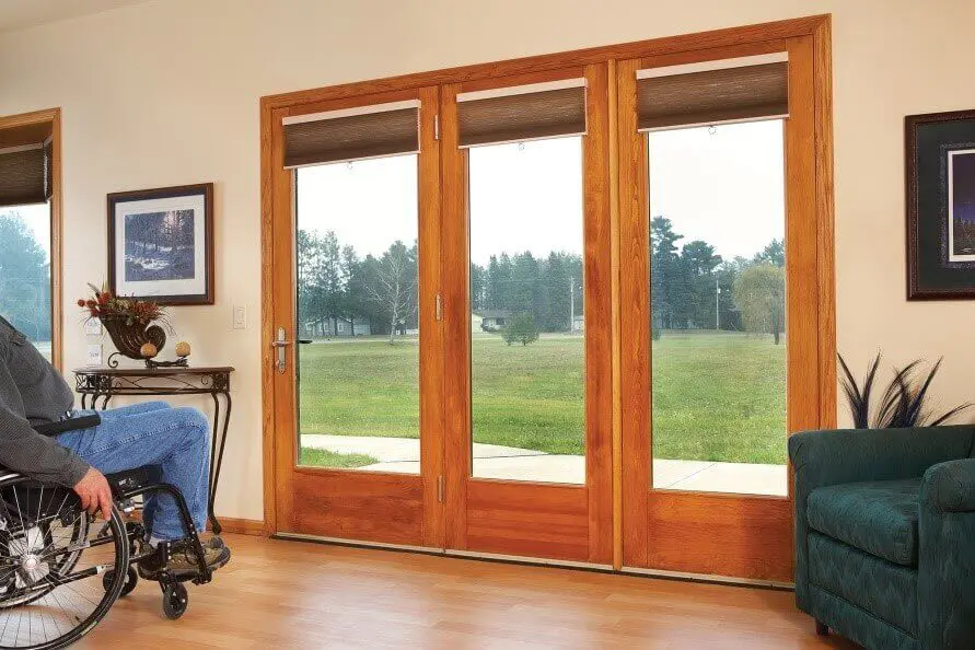 Foldable door with smooth transition