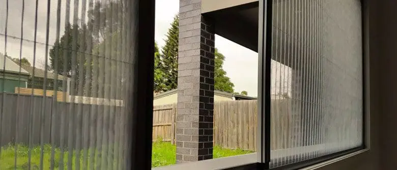 Pleated threaded mesh for windows