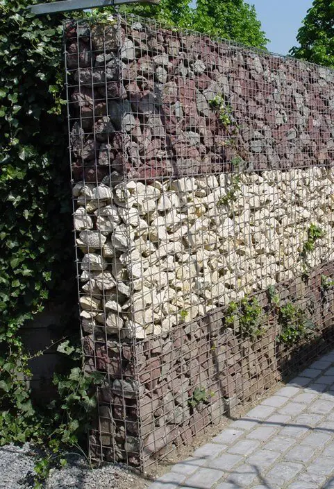 Gabion wall used as a retaining structure made from recycled aggregate