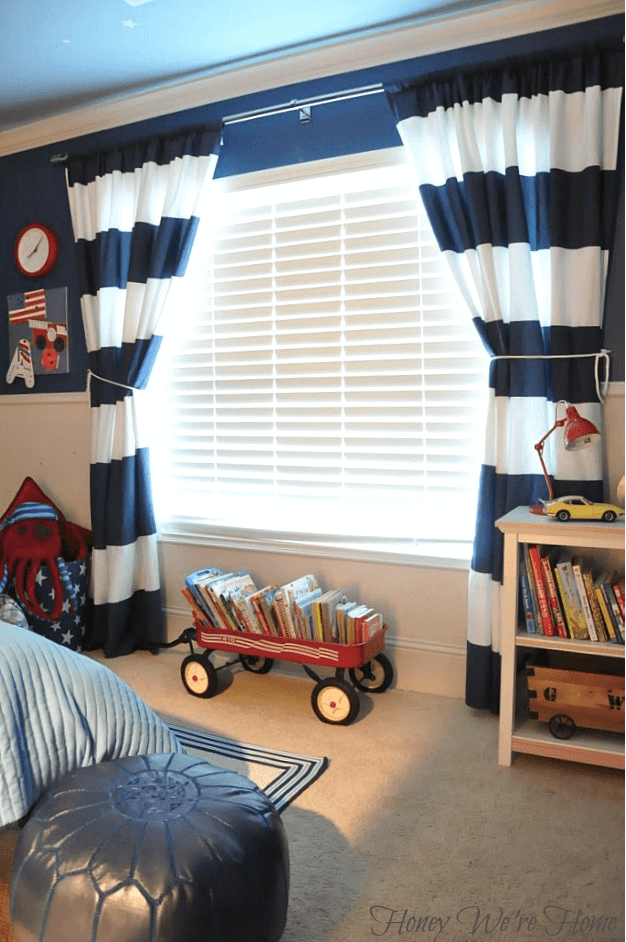 Curtains in blue and white in kids bedroom
