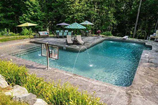 L shaped swimming pool design that can accomodate many people