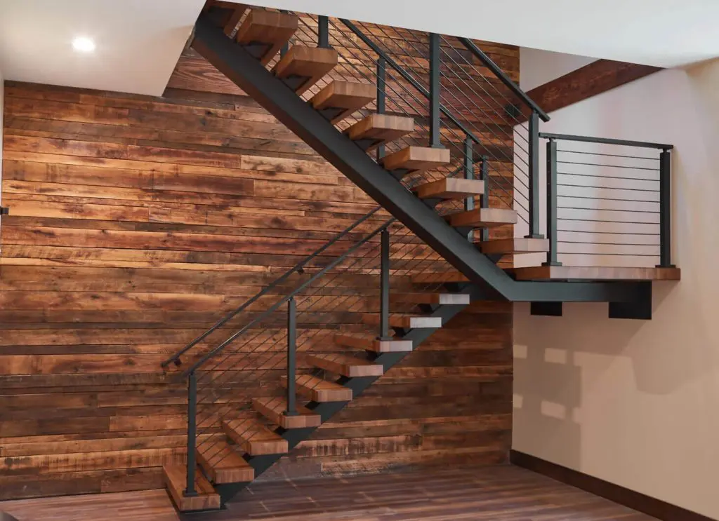 Mono stringer staircase with a center support beam