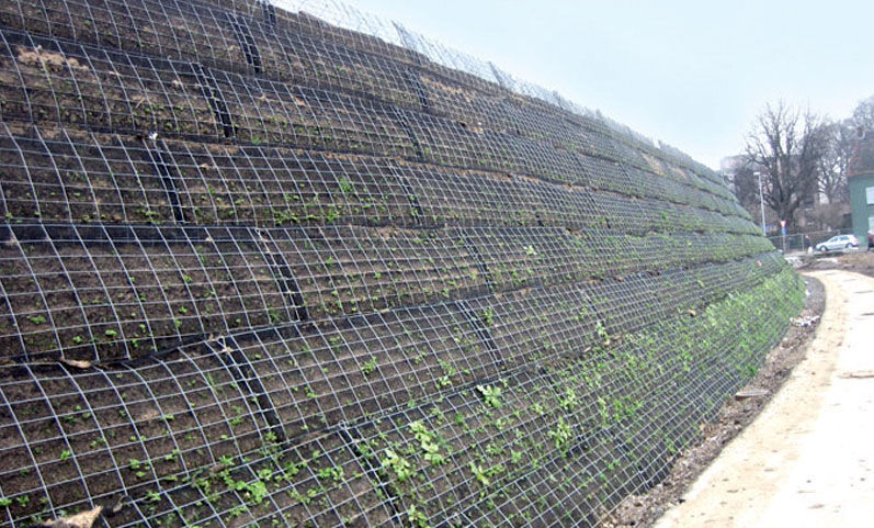 Geogrids in retaining wall construction