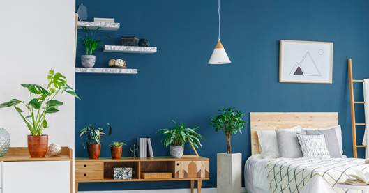 bedroom wall in blue and white trend 2020