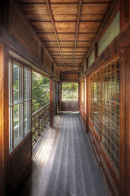 A japanese hallway designed in wood and overlooking the greenery