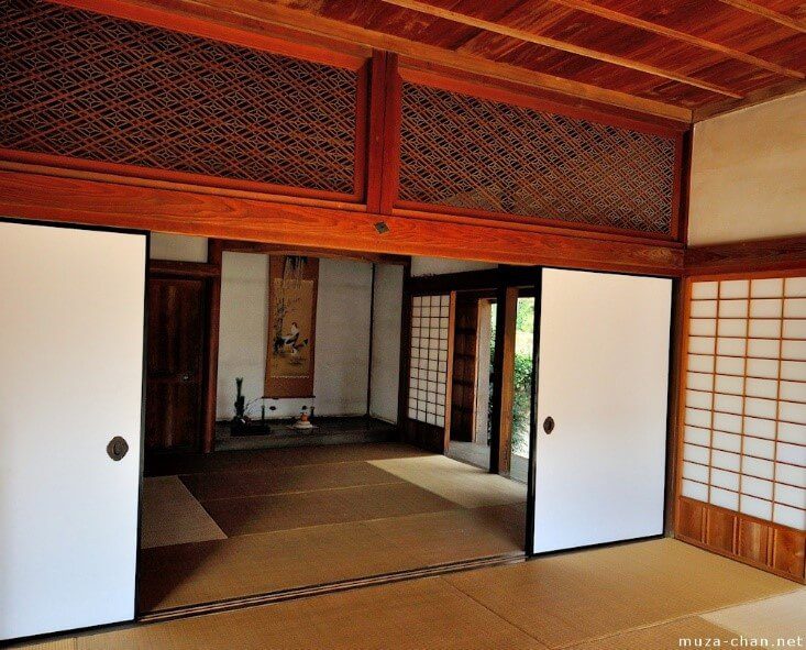 Use of natural wood for walls and ceiling in a japanese styled house