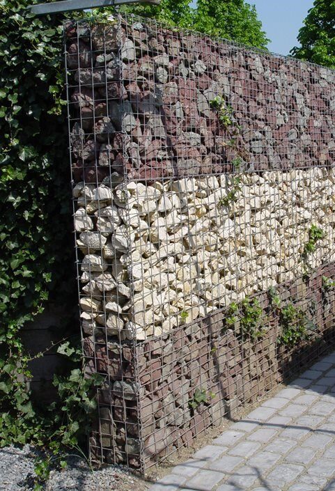 Gabion wall used as a retaining structure made from recycled aggregate